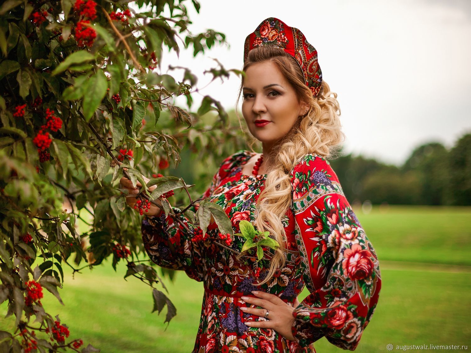 Women in Slavic costumes in Dnepr